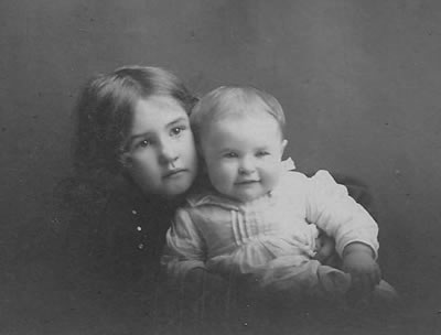 Mabel Estelle Wilson holding her baby sister, Mary Elizabeth Wilson